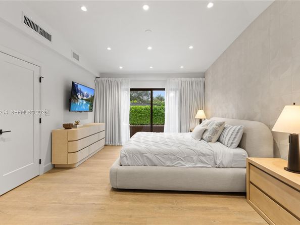 800 NE 72nd St, Miami FL 33138