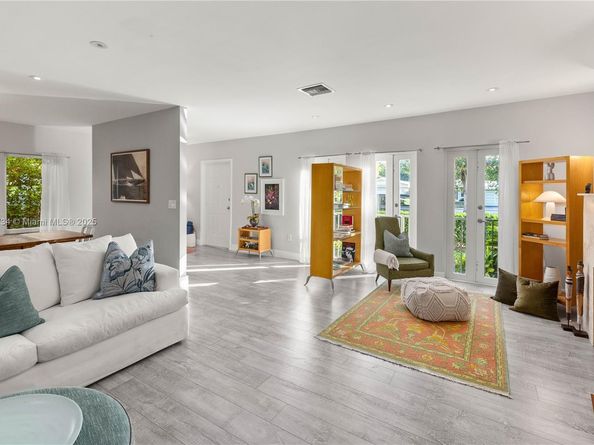 737 Alhambra Cir, Coral Gables FL 33134