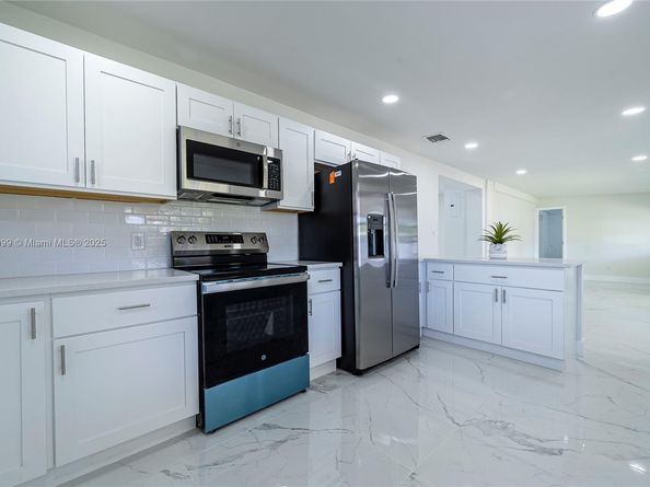 921 NW 30th Ct, Miami FL 33125