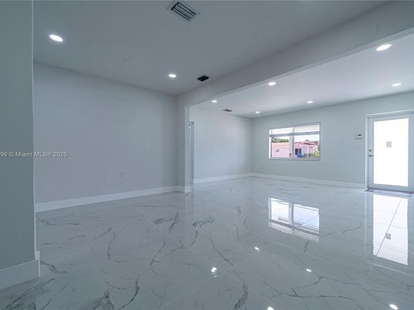 921 NW 30th Ct, Miami FL 33125