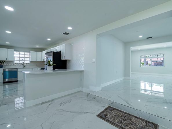 921 NW 30th Ct, Miami FL 33125