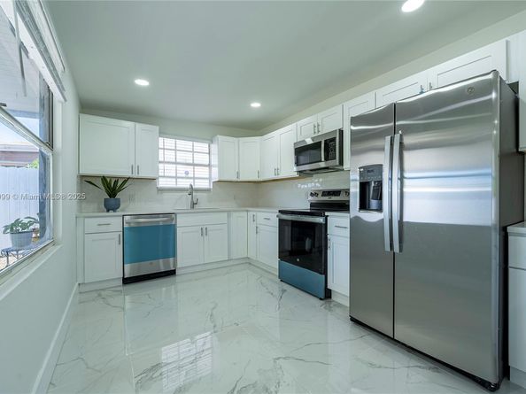 921 NW 30th Ct, Miami FL 33125