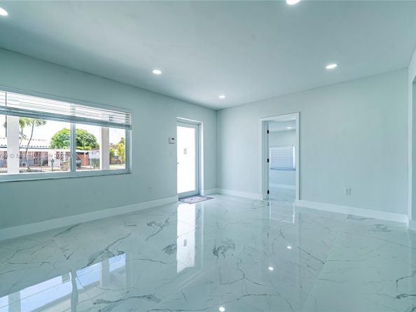 921 NW 30th Ct, Miami FL 33125