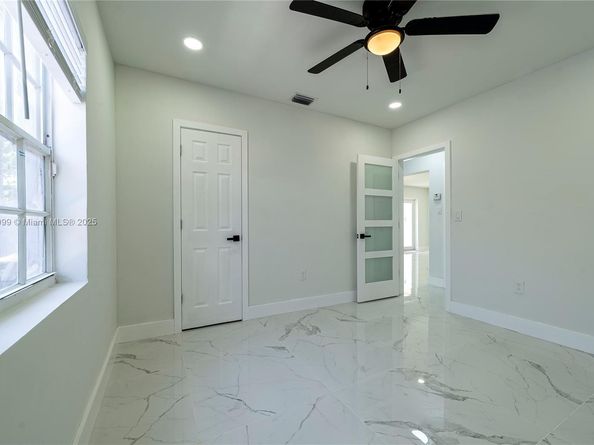 921 NW 30th Ct, Miami FL 33125