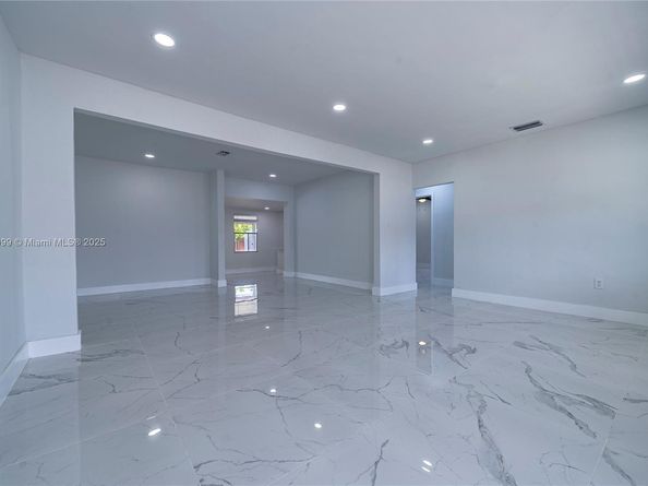 921 NW 30th Ct, Miami FL 33125