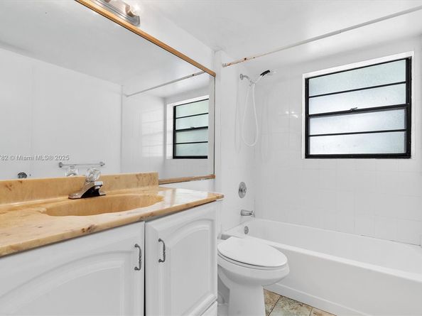 10542 NW 7th Ter B7, Miami FL 33172