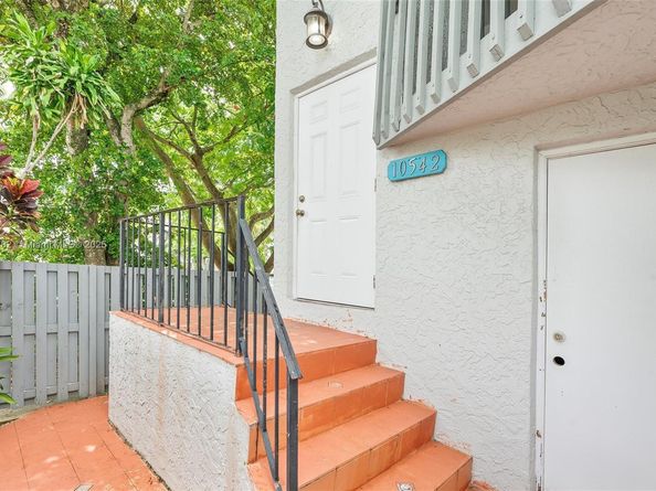 10542 NW 7th Ter B7, Miami FL 33172