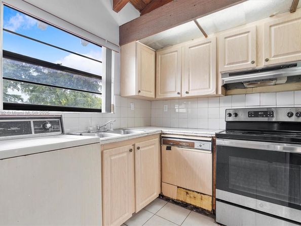 10542 NW 7th Ter B7, Miami FL 33172