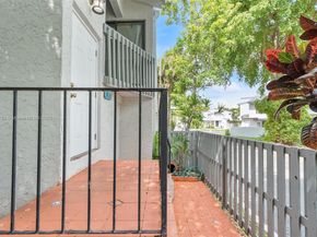10542 NW 7th Ter B7, Miami FL 33172