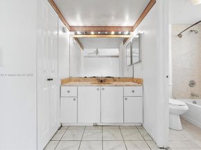 10542 NW 7th Ter B7, Miami FL 33172
