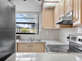 10542 NW 7th Ter B7, Miami FL 33172