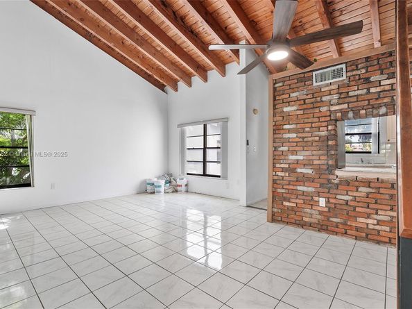 10542 NW 7th Ter B7, Miami FL 33172