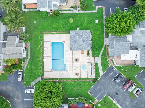 10542 NW 7th Ter B7, Miami FL 33172