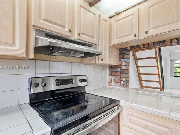 10542 NW 7th Ter B7, Miami FL 33172