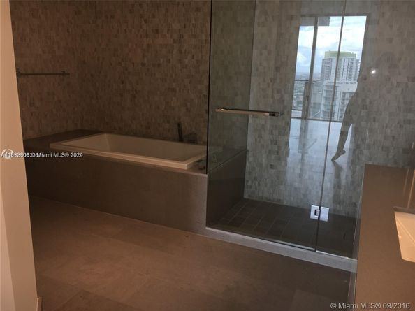 68 SE 6th St 3510, Miami FL 33131