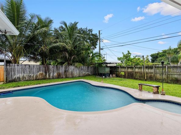 5220 SW 6th St, Plantation FL 33317