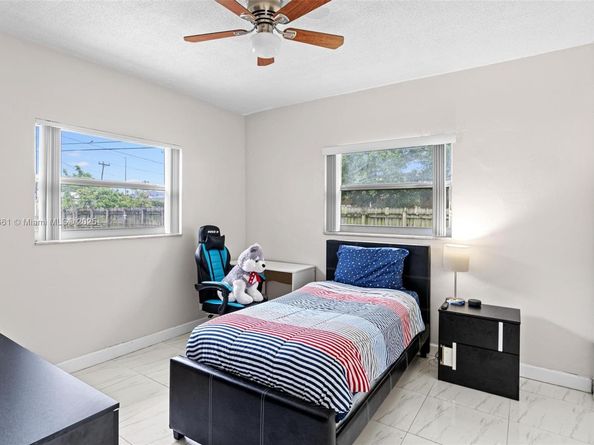 5220 SW 6th St, Plantation FL 33317