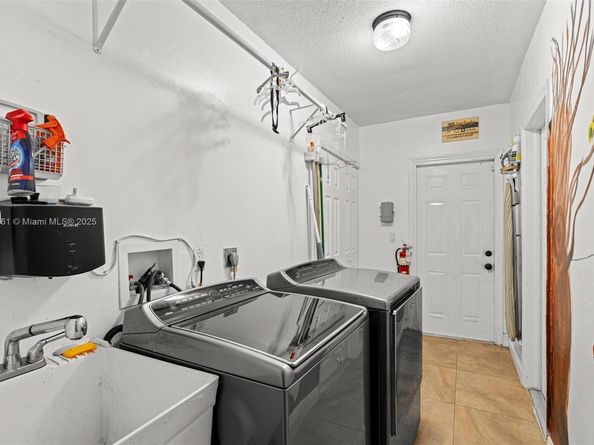 5220 SW 6th St, Plantation FL 33317