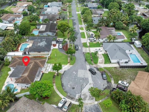 5220 SW 6th St, Plantation FL 33317