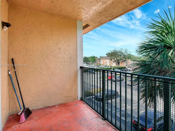250 W Palm Cir W 301, Pembroke Pines FL 33025