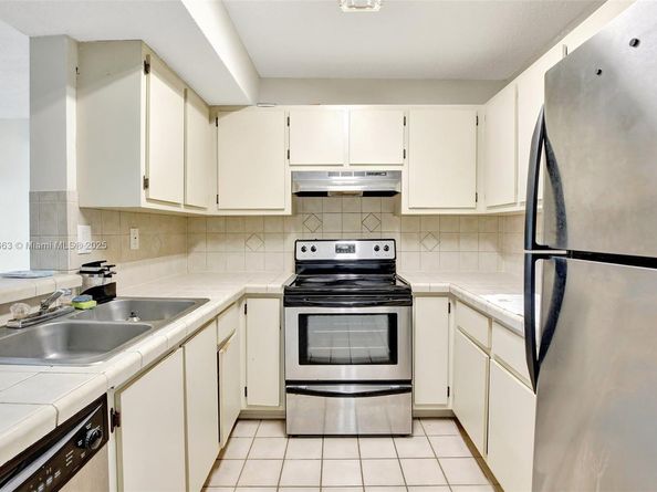 250 W Palm Cir W 301, Pembroke Pines FL 33025