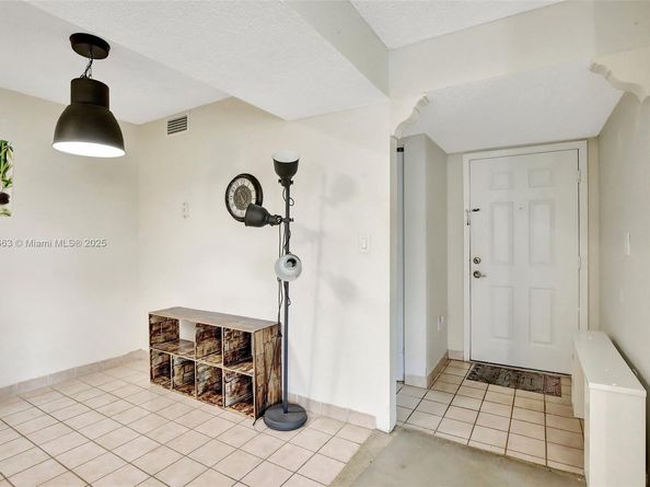 250 W Palm Cir W 301, Pembroke Pines FL 33025