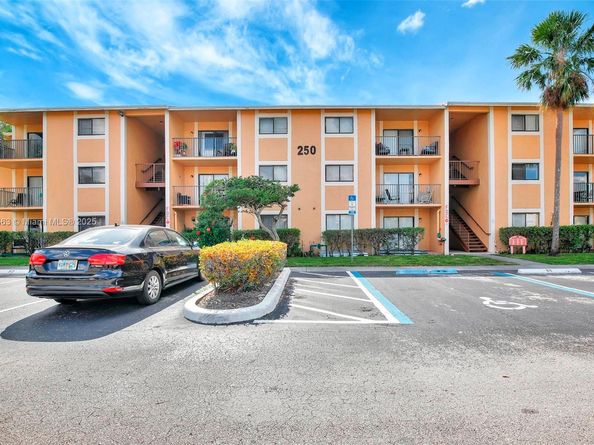 250 W Palm Cir W 301, Pembroke Pines FL 33025