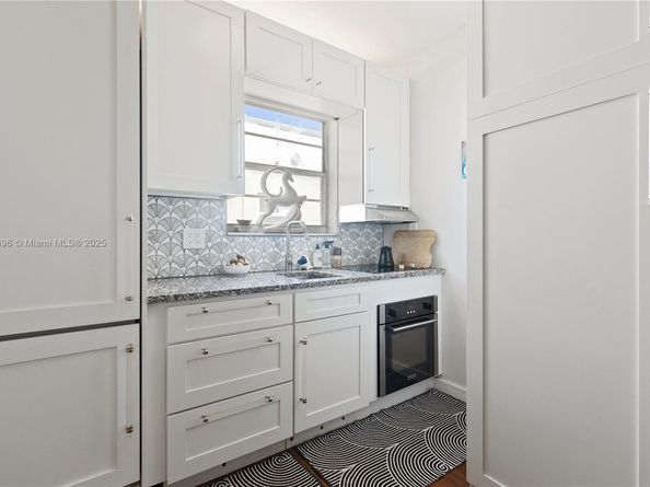 1043 NW 2nd St 13, Miami FL 33128