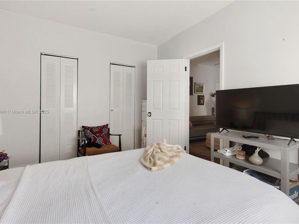 1043 NW 2nd St 13, Miami FL 33128