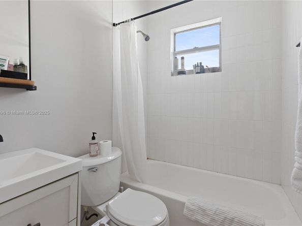1043 NW 2nd St 13, Miami FL 33128