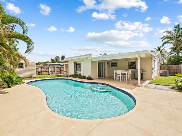 2210 N 57th Way, Hollywood FL 33021