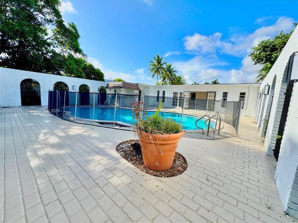 4905 Harrison St, Hollywood FL 33021