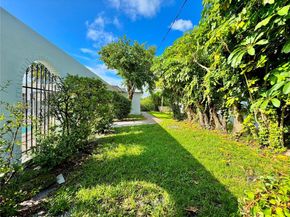 4905 Harrison St, Hollywood FL 33021