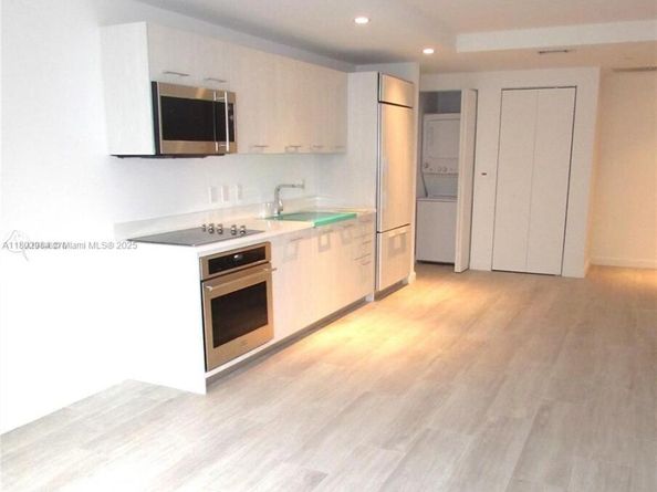 55 SW 9th St 3409, Miami FL 33130