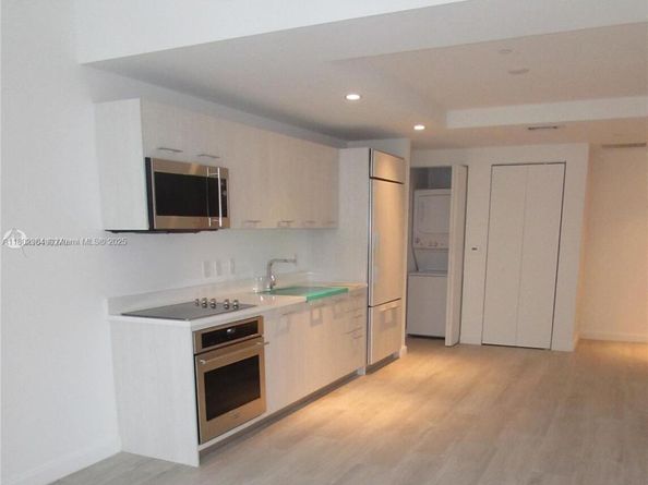 55 SW 9th St 3409, Miami FL 33130