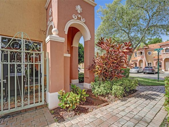 603 SW 107th Ave 1701, Pembroke Pines FL 33025