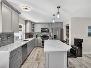 9090 NW 11th Ct, Plantation FL 33322