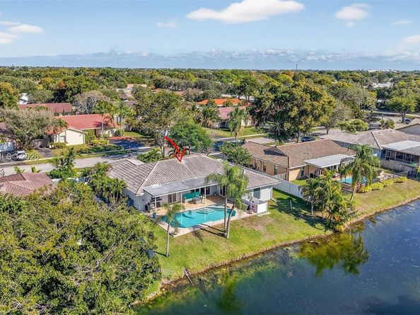 9090 NW 11th Ct, Plantation FL 33322