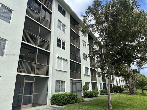 2228 N Cypress Bend Dr 310, Pompano Beach FL 33069