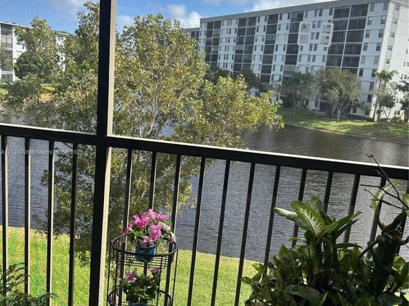 2228 N Cypress Bend Dr 310, Pompano Beach FL 33069