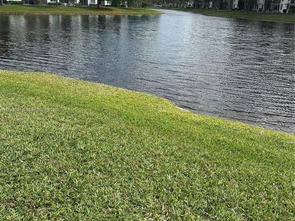 2228 N Cypress Bend Dr 310, Pompano Beach FL 33069