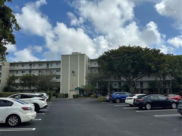 2228 N Cypress Bend Dr 310, Pompano Beach FL 33069