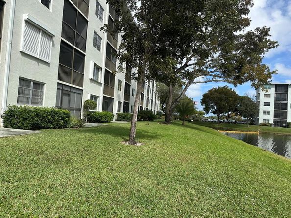 2228 N Cypress Bend Dr 310, Pompano Beach FL 33069