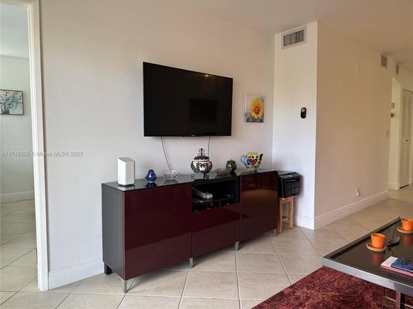 2228 N Cypress Bend Dr 310, Pompano Beach FL 33069