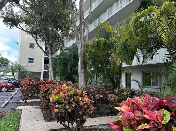 2228 N Cypress Bend Dr 310, Pompano Beach FL 33069