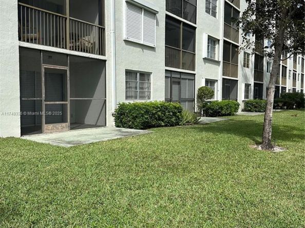 2228 N Cypress Bend Dr 310, Pompano Beach FL 33069