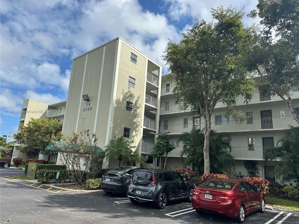 2228 N Cypress Bend Dr 310, Pompano Beach FL 33069