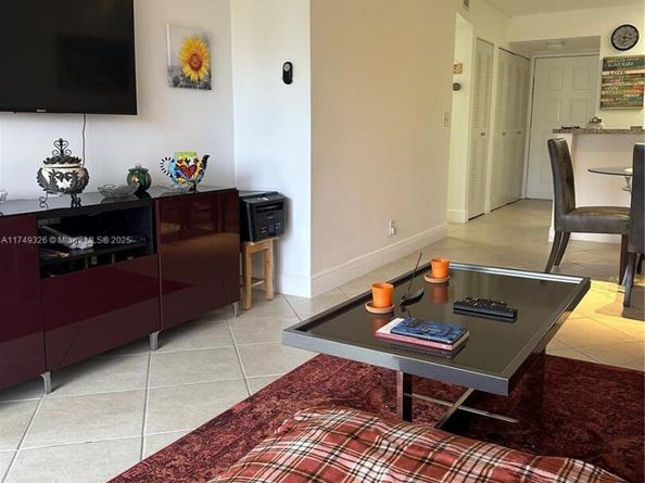 2228 N Cypress Bend Dr 310, Pompano Beach FL 33069