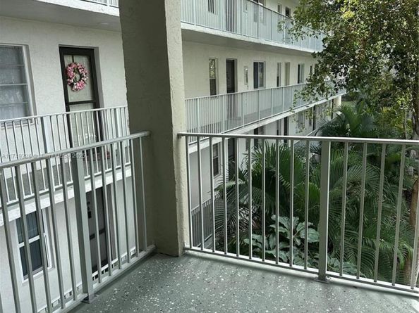 2228 N Cypress Bend Dr 310, Pompano Beach FL 33069