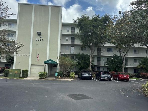 2228 N Cypress Bend Dr 310, Pompano Beach FL 33069